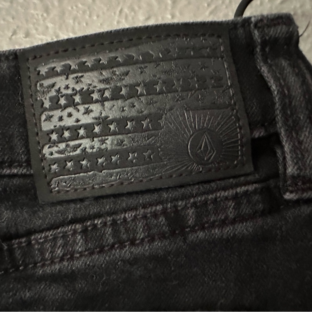 Women’s Volcom Size 28 Black Stoney Stretch Denim Jean Cutoff Shorts - Picture 9 of 9